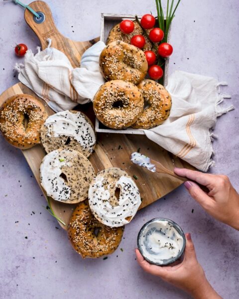 Featured Bild amerikanische Bagels, ein einfaches Rezept zum selber backen. Original amerikanische Bagels, innen weich und saftig, aussen knusprig