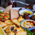 Fatayer sind Hefeteig Taschen aus dem Nahen Osten, gefüllt mit Spinat, Feta, Zwiebel und orientalische Gewürze