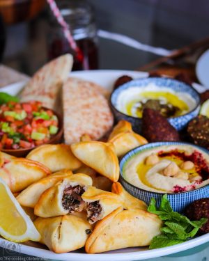Fatayer sind Hefeteig Taschen aus dem Nahen Osten, gefüllt mit Spinat, Feta, Zwiebel und orientalische Gewürze