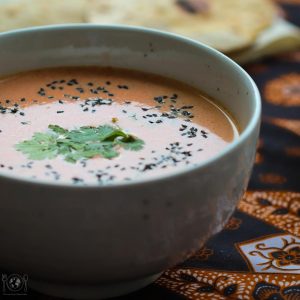 Diese indische Kokos Tomaten Suppe ist vegan, voller indischen Gewürze, rein basisch und mit Kokos Milch verfeinert. Ein einfaches Rezept