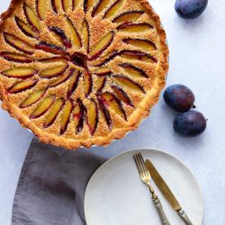 Plum Tart with almond crust: Almond flour combined with plums in this delicious crust pie, that reveals beautiful autumn colors and flavors, the perfect seasonal dessert