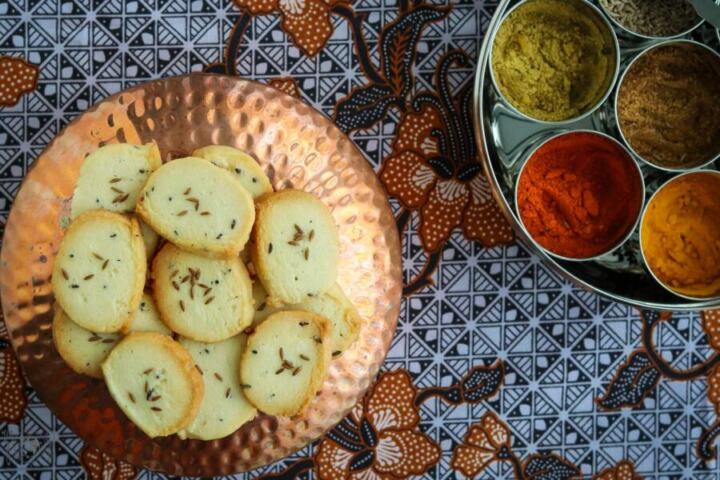 Jeera sind Indische Kreuzkümmel Kekse. Traditionell zum Tee serviert, bringen sie eine internationale Note auf deinen Weihnachtsteller. Butterkekse für Weihnachten.