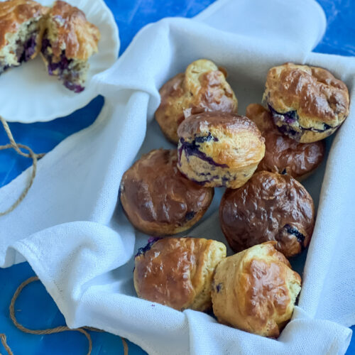 Leckere und saftige Muffins ohne Butter, geht das? Ja, hier! Diese gesunde Bananen Blaubeer Muffins sind zuckerarm und Fett reduziert und schmecken dennoch genial!