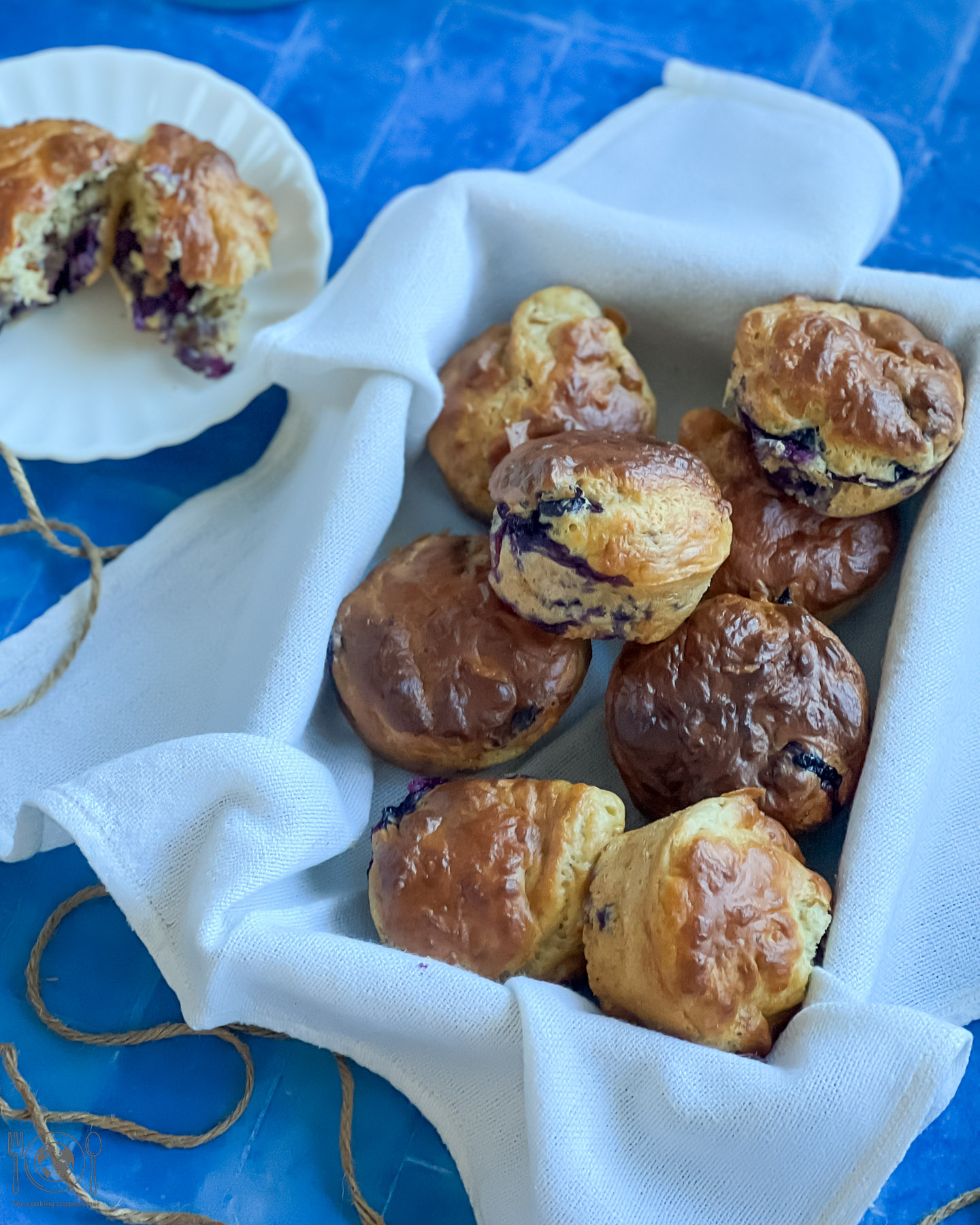 Leckere und saftige Muffins ohne Butter, geht das? Ja, hier! Diese gesunde Bananen Blaubeer Muffins sind zuckerarm und Fett reduziert und schmecken dennoch genial!