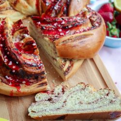 Hefezopf Rezept mit Erdbeeren Topfen (Quark) Fülle und einer Zitronen Erdbeer Glasur. Hefekranz Rezept mit Trockenhefe oder Germ und viele Ideen für die Füllung.
