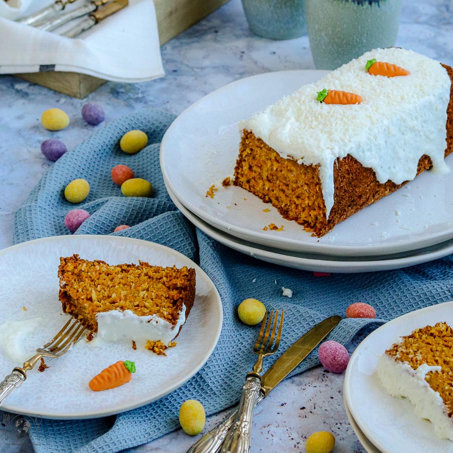 Nicht nur zu Ostern schmeckt dieser Kokos Karotten Kuchen gut! Die Zugabe von Kokosflocken und Ingwer verfeinern die exotische Rüblitorte.
