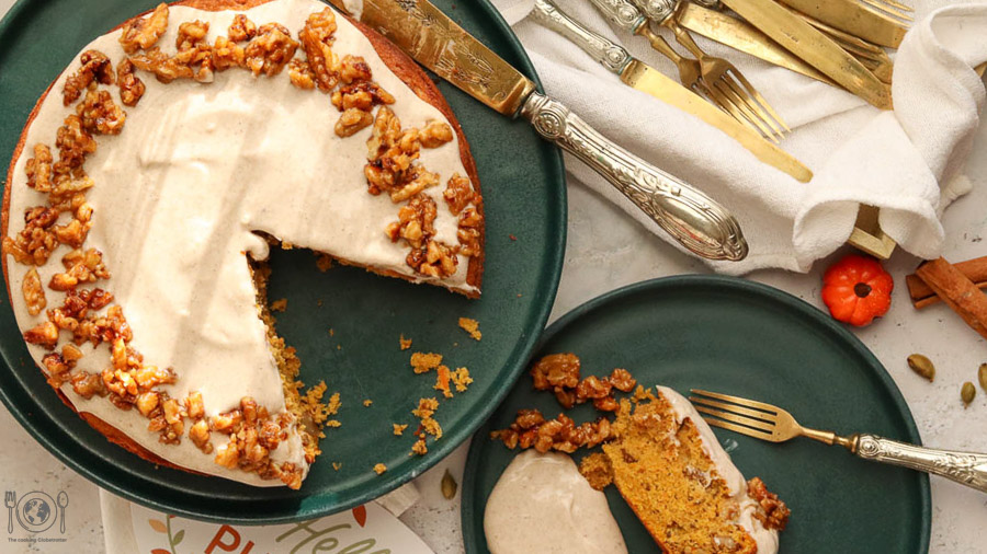 Der amerikanische Pumpkin Spice Cake ist ein würziger und saftiger Kürbiskuchen mit Nüssen und einem erfrischenden Frischkäse Frosting. Einfach und schnell gemacht ist er der perfekte Herbst Kuchen.