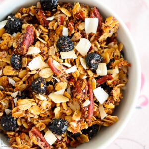 Granola ist eine köstliche und gesunde Option für ein nahrhaftes Frühstück oder einen energiereichen Snack. Du kannst Granola selber machen, ohne auf zugesetzten Zucker zurückzugreifen.